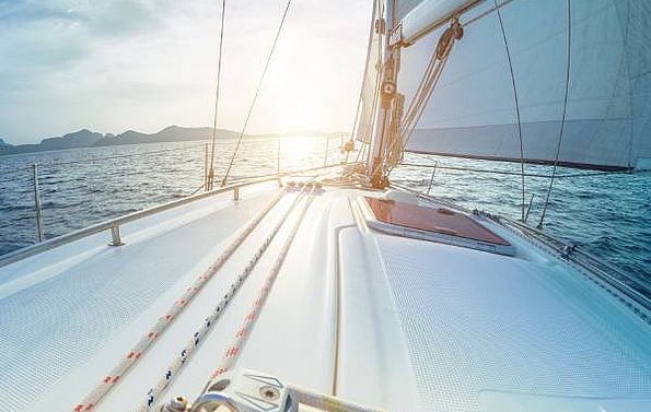 ein Bild von einem Segelboot mit Blick aufs Meer