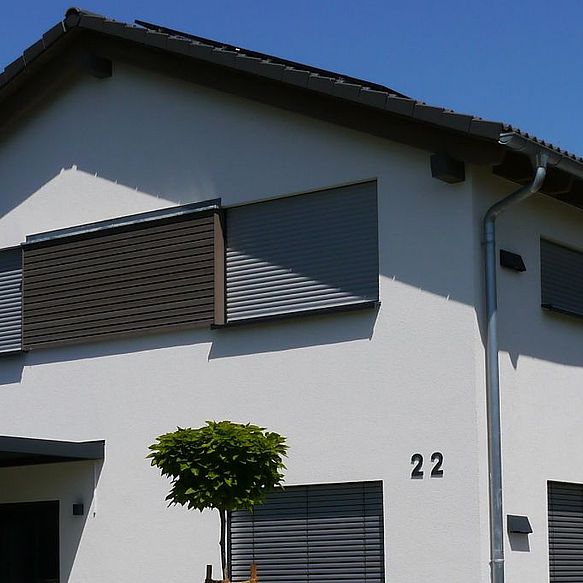Außenansicht von modernem Einfamilienhaus