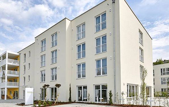 Modernes Wohnhaus mit M-WRG Edelstahlschoten an der Außenfassade