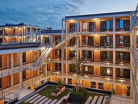 Aufnahme des Innenhofs vom Campus Rosenheim bei Nacht