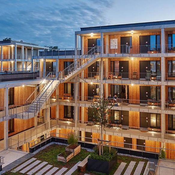 Aufnahme des Innenhofs vom Campus Rosenheim bei Nacht