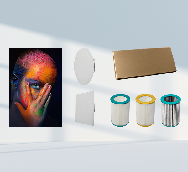 Übersicht von Zubehörteilen für die Komfortlüftung: 3 Filter, eine goldfarbene Edelstahlschote und zwei Designventile