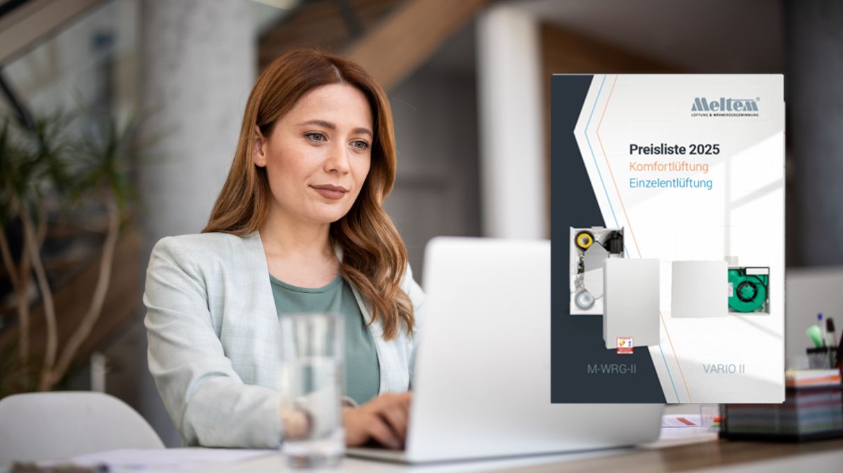 Eine Frau sitzt vor ihrem Computer. Außerdem sieht man das Cover der Meltem Preisliste