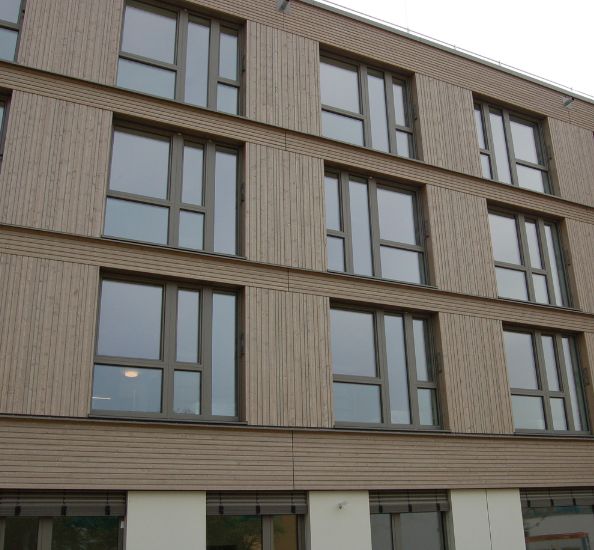 Ansicht einer Hausfassade in Holzbauweise