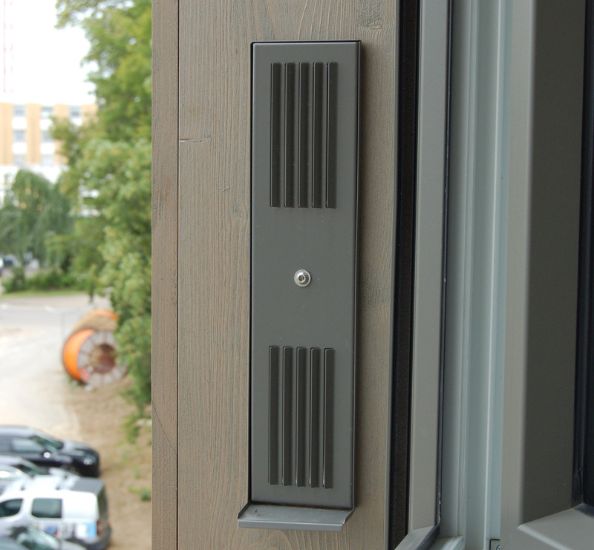 Großaufnahme von edelstahlfarbenem Fassadenabschluss in der Fensterlaibung