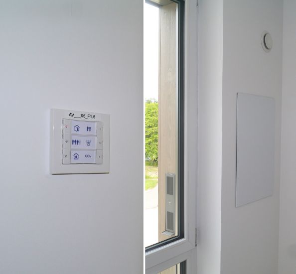 Blick auf Tastensensor, Fensterlaibung mit Fassadenabschluss und Abdeckung eines Lüftungsgerätes
