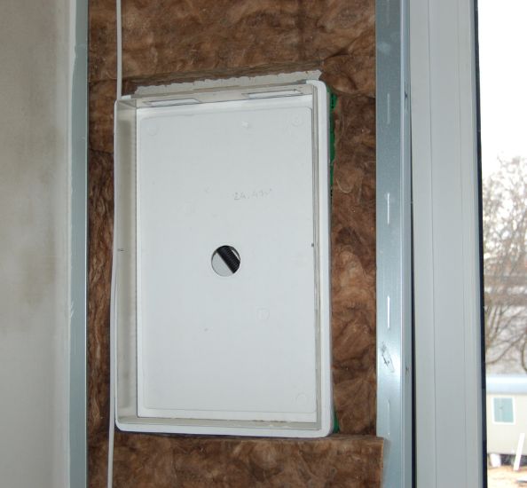 Sicht auf Innenwand mit eingesetztem Montagekasten für ein Lüftungsgerät